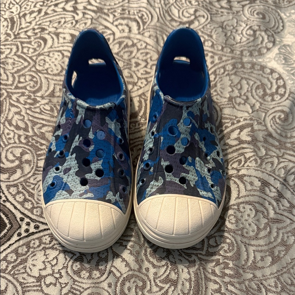 CROCS Kids Blue Camo Water Shoes